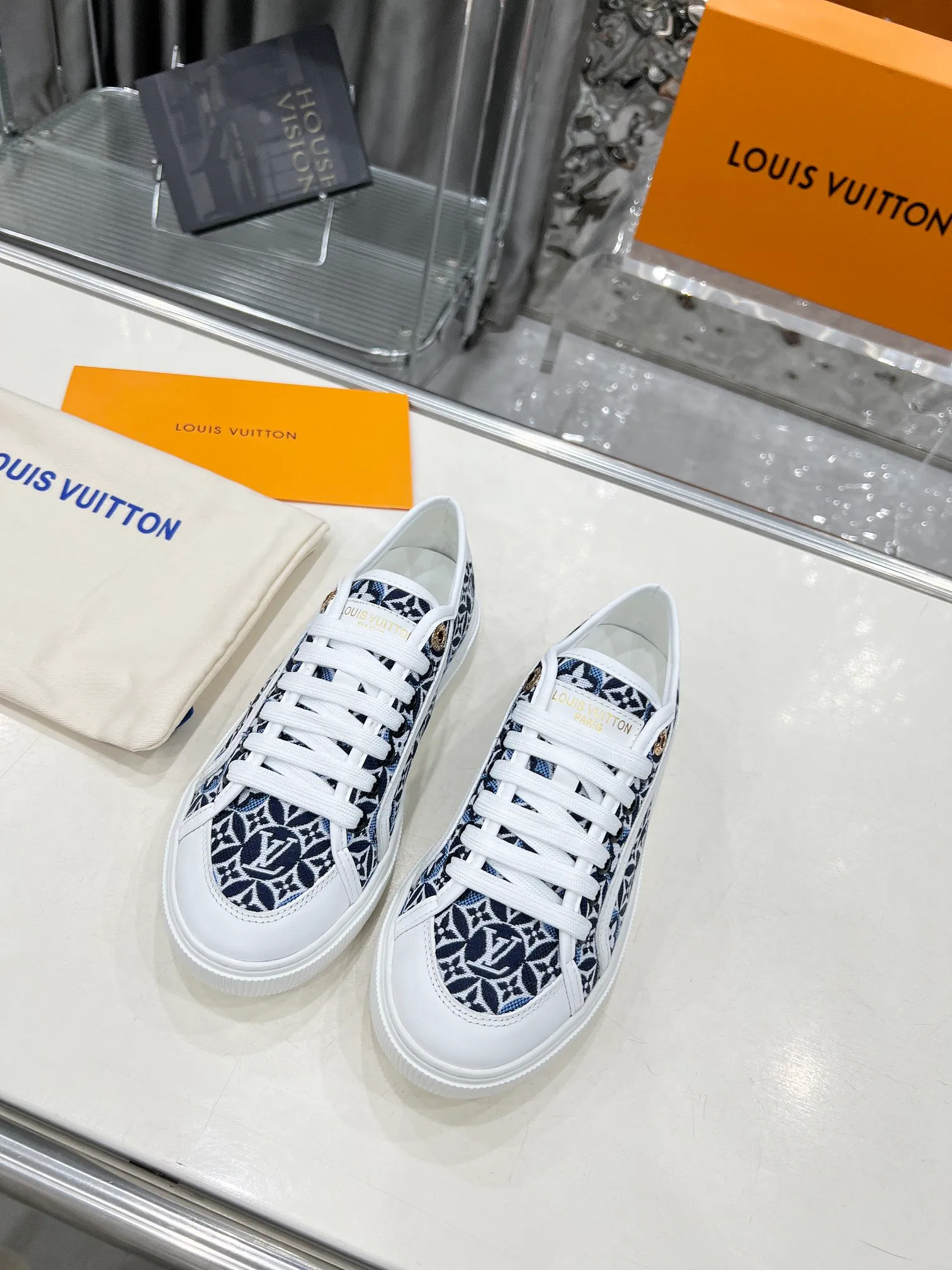 👟👟Ex-factory price 420👟👟 New arrival🆕🆕🆕 This LV Lagoon sneaker is made of lightweight canvas embroidered with the handwritten Louis Vuitton Paris logo. It highlights the casual summer atmosphere with a trendy and simple configuration, and can easily brighten up various looks. Monogram flowers bloom on the soft rubber sole. Code number: 35~41, multiple colors available! Oil edges + TPU outsole + drawer box packaging